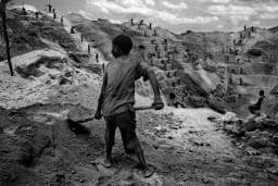 pillage child worker in open pit mine