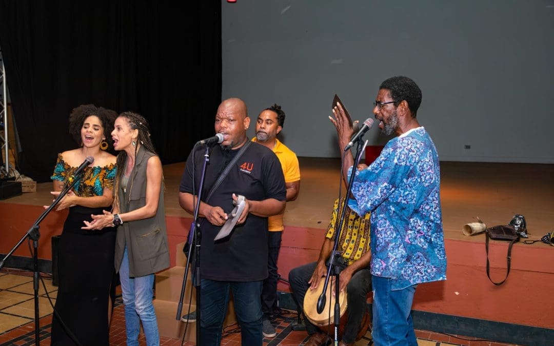 Brindis ku Tambú di Teatro KadaKen den sala monumental AULA