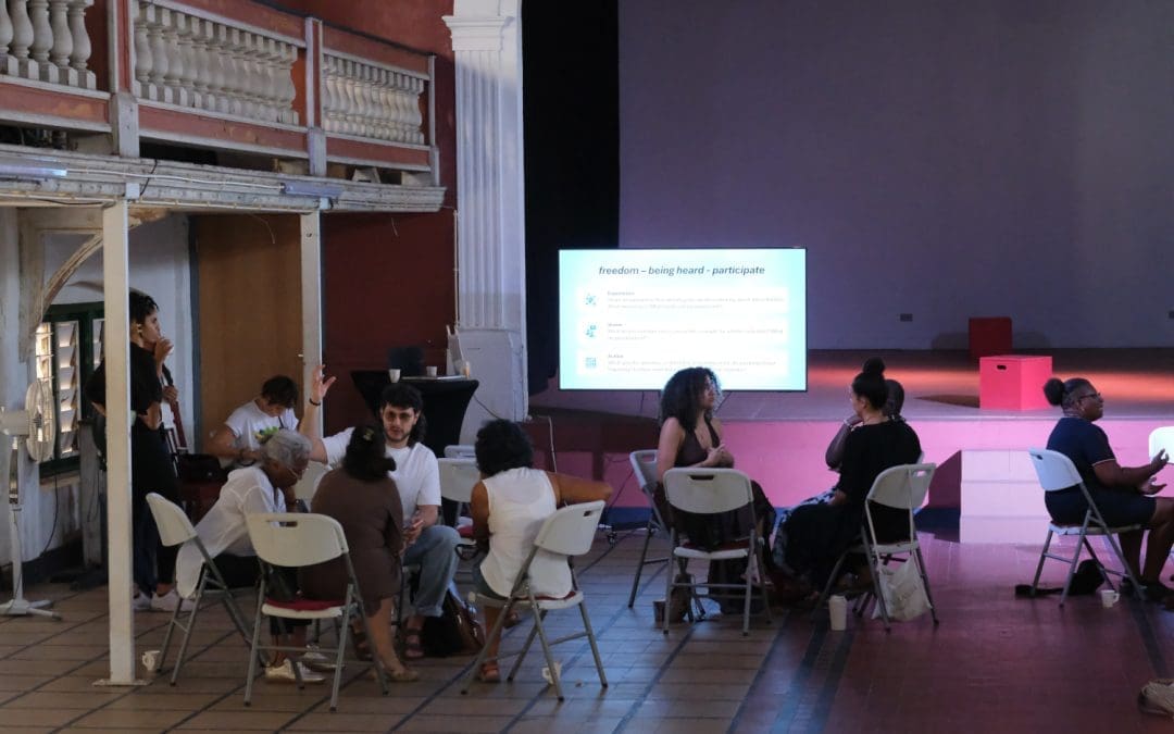 Simia di Demokrasia verdiept wat we koesteren: vrijheid en democratie