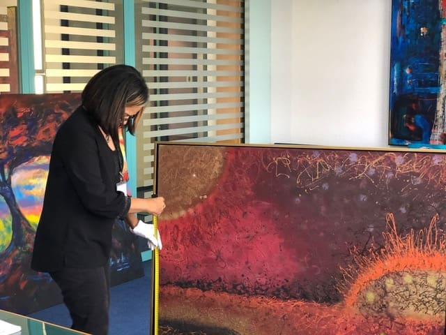 Bedrijfscollectie inventarisatie. Opmeten van een schilderij.